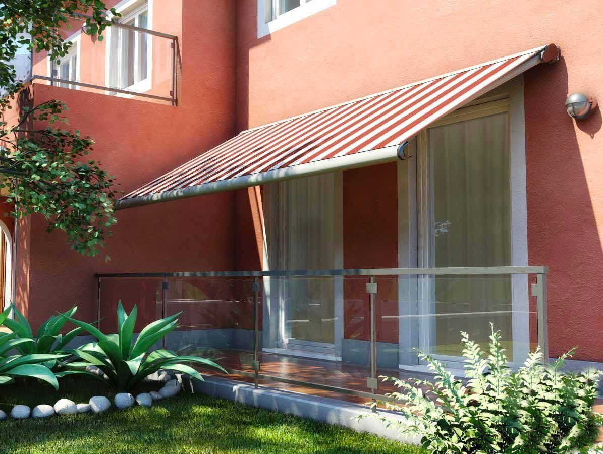 Tenda da sole a righe installata sulla facciata di una villa con balcone