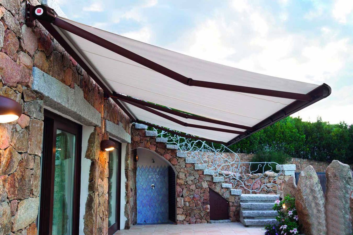 Tenda a bracci estensibili aperta su una facciata in pietra a Imola