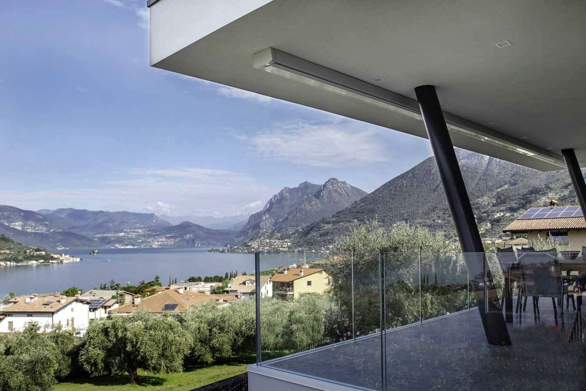 Tenda da sole cassonettata su un terrazzo panoramico a Imola