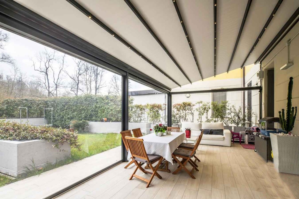 Pergola con copertura in tessuto su una zona pranzo esterna a Imola